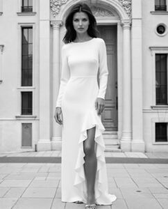 Style 7. Gudnitz Copenhagen. Erin kjolen med høj slids og flæse. Kjolen har en dyb ryg og håndslåede knapper i ryggen.