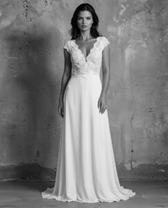 Style 4. Kollektionsprøve. Gudnitz Copenhagen. Brudekjole med blondetop og enkelt chiffonskørt med slæb.