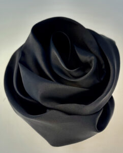 Satin Rosette – Black A sleek and sculptural satin rosette in classic black. Handmade with care by Gudnitz Copehagen.