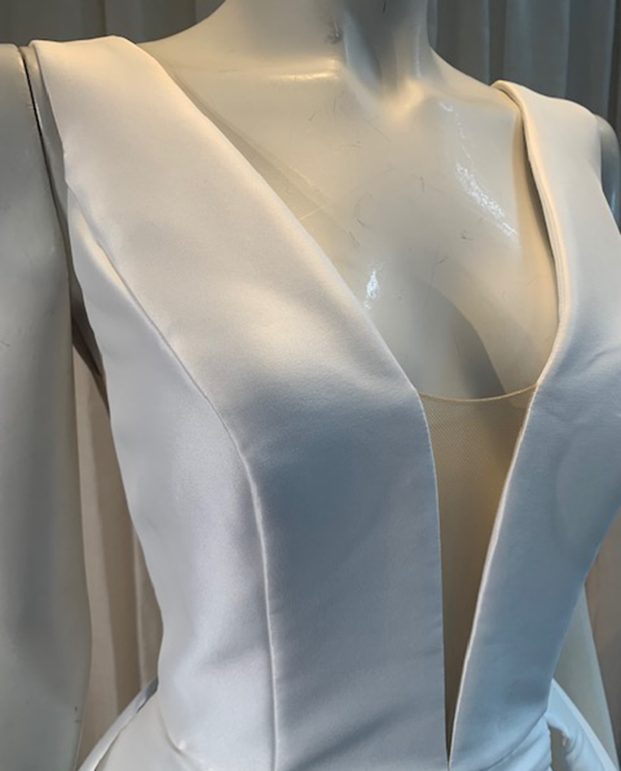 A stunning Mikado gown featuring a deep V-neckline and a high split for a refined yet modern look. The dress is not an original Gudnitz Copenhagen design