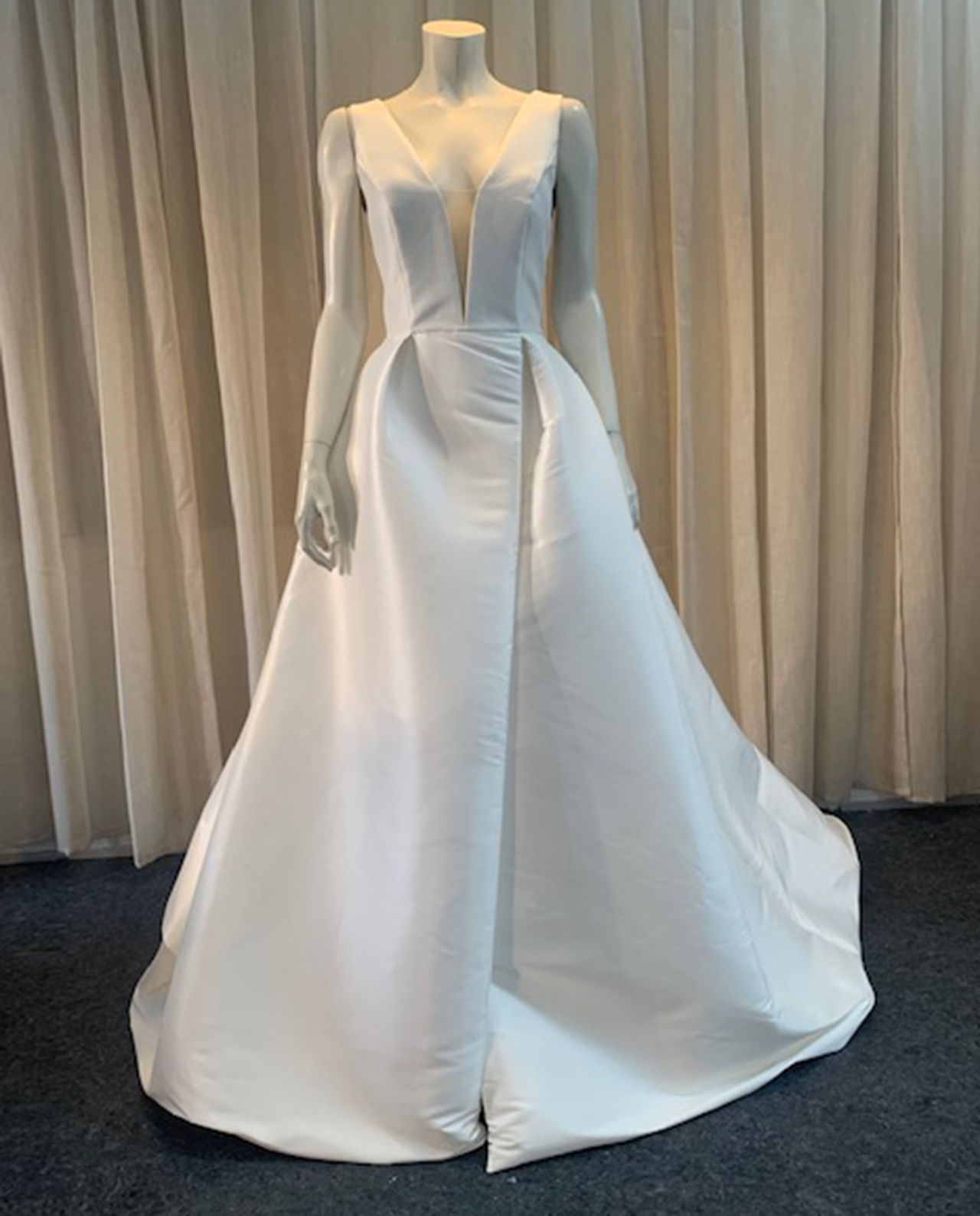 A stunning Mikado gown featuring a deep V-neckline and a high split for a refined yet modern look. The dress is not an original Gudnitz Copenhagen design