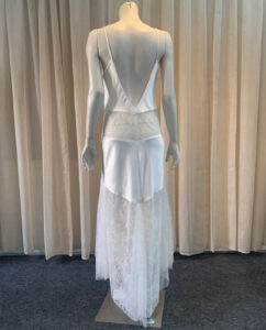 Elegant satin and lace dress featuring a low back. The refined mix of smooth satin and delicate lace creates a timeless look. Designed by Rikke Gudnitz for Gudnitz Copenhagen