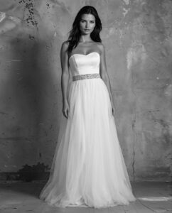 Style 16. Gudnitz Copenhagen. En tidløs brudekjole med satin corsage, tylskørt og perlebælte