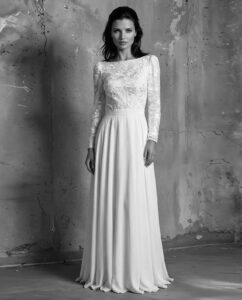 Style 19. Gudnitz Copenhagen. Let gennemsigtig blondetop med dyb ryg og enkelt chiffonskørt med vidde og slæb