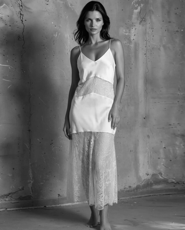 Style 20. Kollektionsprøve. Gudnitz Copenhagen. Elegant satin og blondekjole med out-cuts. Den perfekte dansekjole til senere på aftenen.