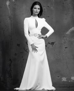 Style 22. Gudnitz Copenhagen. Couture kjole i crepe med håndbroderet perlehals og perlebælte. Kjolen har åben ryg og out-cuts i taljen.