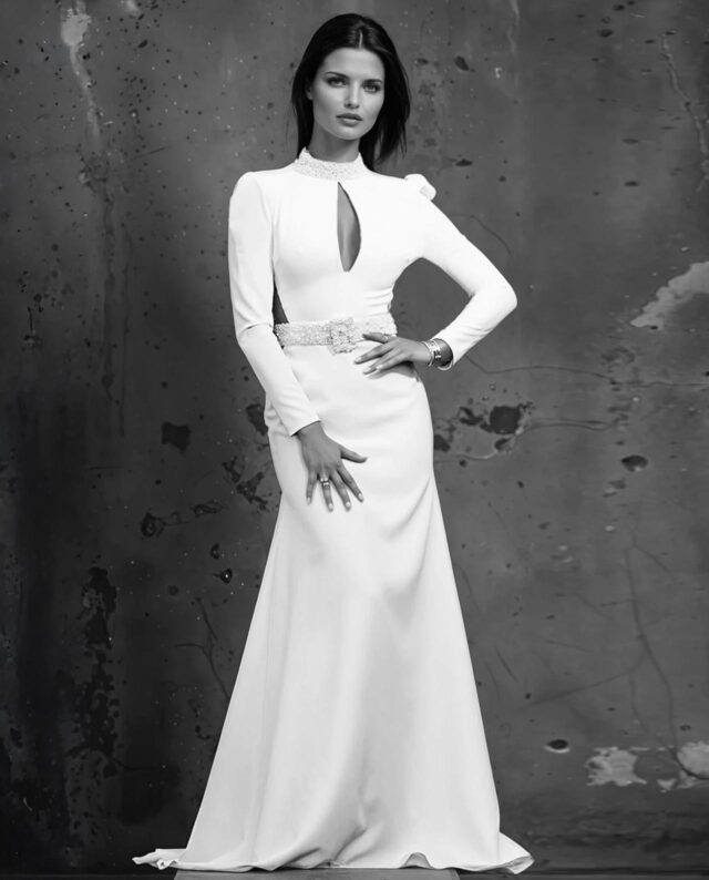 Style 22. Gudnitz Copenhagen. Couture kjole i crepe med håndbroderet perlehals og perlebælte. Kjolen har åben ryg og out-cuts i taljen.