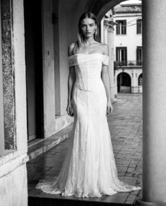 Style 31. Kollektionsprøve. Gudnitz Copenhagen. 2 delt gennemsigtig blondekjole. Skørtet er i 2 lag blonde og corsage med synlige stivere og off shoulder drapering.
