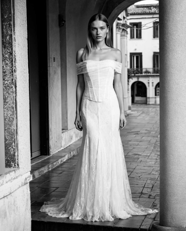Style 31. Kollektionsprøve. Gudnitz Copenhagen. 2 delt gennemsigtig blondekjole. Skørtet er i 2 lag blonde og corsage med synlige stivere og off shoulder drapering.